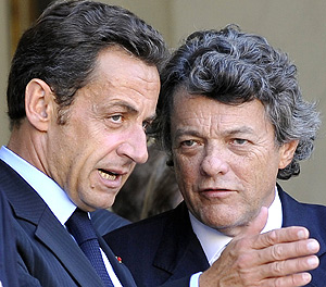 Nicolas Sarkozy y el ministro de Ecologa francs, Jean-Louis Borloo. (Foto: AFP)
