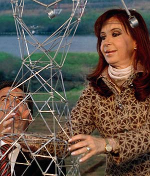 Fernndez de Kirchner observa un modelo industrial en la provincia de Entre Ros. (Foto: AFP)