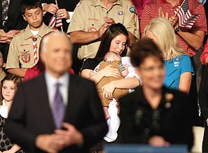 Bristol Palin (centro), en segundo plano detrs de John McCain y Sarah Palin durante la presentacin de sta como candidata a la vicepresidencia en Fairborn (Ohio, EEUU), el 29 de agosto. (Foto: EFE)