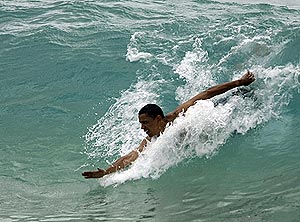 Obama, cogiendo una ola en Honolulu, Hawaii. (Foto: AP)