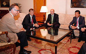 El presidente del Govern y el conseller de Economía junto a los representantes de Microsft Ibérica (Foto: Caib)
