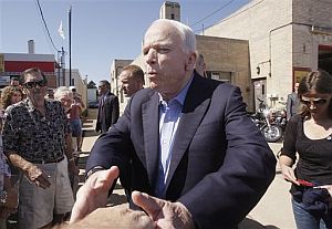 McCain saluda a algunos seguidores. (Foto: AP)