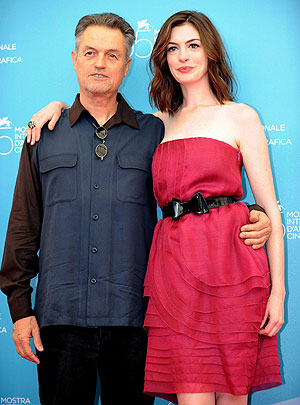 La actriz Anne Hathaway y el director Jonathan Demme, en la presentacin de 'Rachel Getting Married'. (Foto: EFE)
