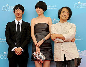Los actores Ryo Kase y Rinko Kikuchi y el director japons Mamoru Oshii, en la presentacin de la pelcula 'The sky crawlers'. (Foto: EFE)