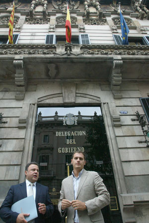 Rivera junto al asesor jurdico Pepe Rey frente a la delegacin del Gobierno. (Foto: Antonio Moreno)