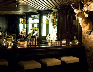 La barra del bar Please Don't Tell, con cabeza de ciervo incluida. (Foto: PTD)