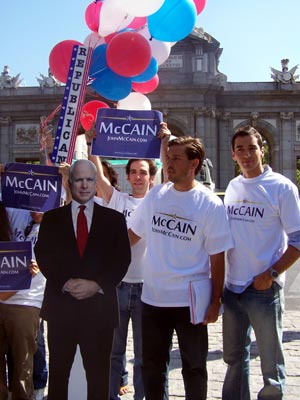 Varios miembros de 'Spain for McCain' frente a la Puerta de Alcal. (Foto: ngela Garca-Monzn)