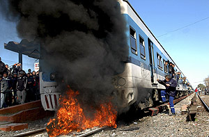 Un tren en llamas en la estacin de Castelar (Buenos Aires). (Foto: REUTERS)