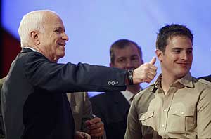 John McCain, con su hijo Jack a su lado. (Foto: REUTERS)