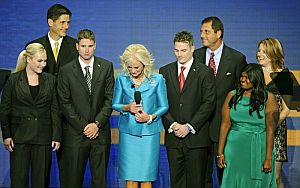 Cindy McCain rodeada por sus hijos, por los hijos del primer matrimonio de McCain (atrás) y por su hija adoptiva, Bridget. (Foto: EFE)