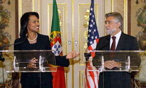 Condoleezza Rice, junto al ministro de Asuntos Exteriores portugués, Luis Amado. (Foto: AP)