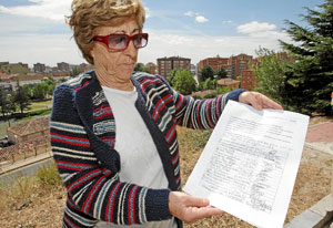 Una vecina muestra los papeles con las firmas de 101 vecinos. (Foto: CARLOS ESPESO)