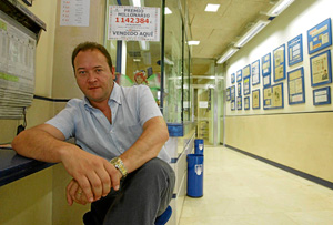 Eduard Losilla, en su administración de lotería. (Foto: Domènec Umbert)