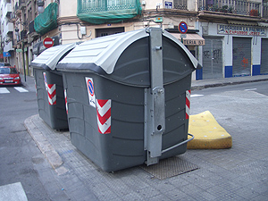 Foto remitida por la lectora de los contenedores en el centro de Valencia, slo de basura orgnica.