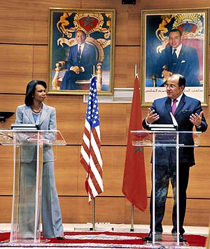 La Secretaria de Estado de EEUU, Condoleezza Rice, en una conferencia de prensa conjunta con su homlogo marroqu, Taieb Fassi-Fihri, en Rabat. (Foto: EFE)