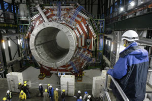 Técnicos del CERN examinan el detector CMS, que forma parte del acelerador de partículas LHC. (Foto: AP)