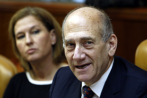 El Primer Ministro israel, Ehud Olmert, junto a la ministra de Exteriores, Tzipi Livni, en una reunin del COnsejo de Ministros en Jerusaln. (Foto: REUTERS)
