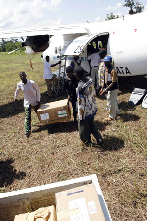 Poblacin local ayudando a descargar un cargamento con medicinas al este del Chad. (Foto: REUTERS).