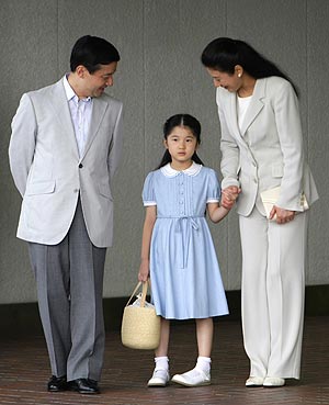 Los prncipes de Japn, con su hija Aiko, vestida de azul. (Foto: AP)
