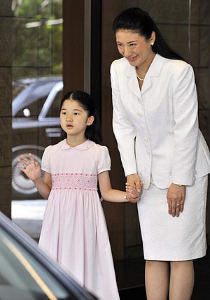 La 'infanta' Aiko junto a su madre, Masako. (Foto: Reuters)