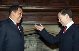 Chávez y el presidente ruso, Dmitri Medvedev, tras un encuentro que mantuvieron en julio. (Foto: REUTERS)