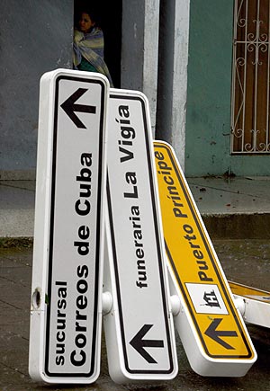Un letrero en Camagey (Cuba) yace en el suelo, vctima de un clima adverso. (Foto: AP)