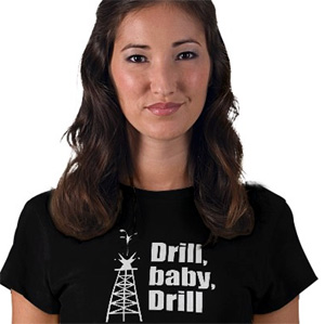 Una modelo exhibe una camiseta de apoyo a Palin a la venta en <a href=htp://www.zazzle.com/drill_baby_drill_t_shirt-235888603537814869 target=_blank>zazzle.com</a>.