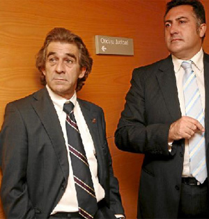 El alcalde de Monblanc, junto al presidente de ERC, Joan Puigcercós, en el juzgado. (Foto: J. antonio)