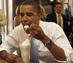 Obama se toma un batido durante un descanso en una cafetera en el Estado de Virginia. (Foto: AP)