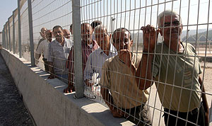 Palestinos esperan a las afueras de un puesto fronterizo cerca de Naplusa. (Foto: EFE)