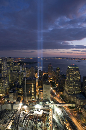 Iluminacin anoche en el World Trade Center de Nueva York con motivo del aniversario del 11-S. (Foto: AFP).