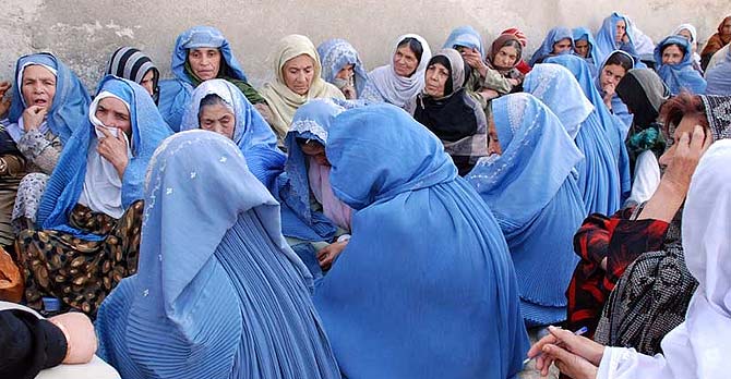 Mujeres afganas, ayer en Kabul, exigen que se juzgue a los criminales de guerra. (Foto: Mnica Bernab)