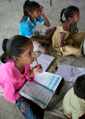Un grupo de nias de la asociacin 'We Volunteer' durante una clase en la India. (Foto:EFE)