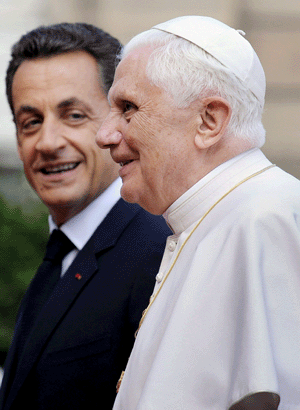 Un primer plano del papa Benedicto XVI y el presidente francs.