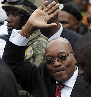 Zuma saluda a sus seguidores tras conocer la decisin del tribunal. (Foto: REUTERS)