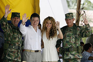 La cantante Shakira, escoltada por el ministro de Defensa, Juan Manuel Santos, y los generales Montoya y Padilla. (Foto: REUTERS)