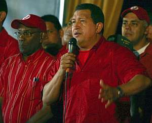 Chvez se dirige a sus seguidores en el Palacio de MIraflores. (Foto: AFP)
