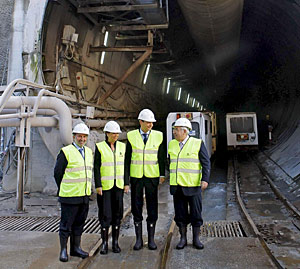 Zapatero, segundo por la derecha, a la entrada del túnel. (Foto: EFE | Alberto Morante)
