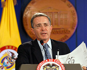 Uribe, durante una rueda de prensa en la sede del Ejecutivo colombiano en Bogot. (Foto: EFE)