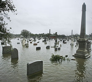 Cementerio inundado por 'Ike' en la isla de Galveston, en Texas. (Foto: AP)