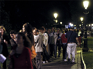 Decenas de personas hacen cola a las puertas del museo del Prado. (EFE)