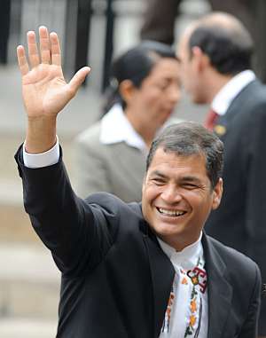 Correa saluda al llegar a la sede de la Comunidad Andina, en Lima, Per. (Foto: EFE)