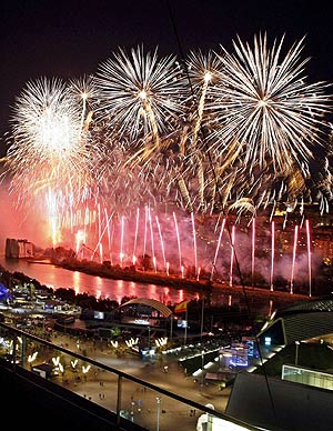 Los fuegos artificiales iluminaron el recinto de la Expo durante la ceremonia de clausura de la Exposicin Internacional de Zaragoza. (Foto: EFE)