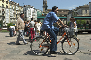 Un ciclista por el centro de la ciudad.