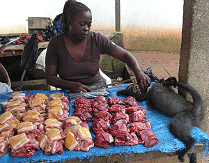 Un puesto de carne en una aldea donde la dependienta descuartiza a un mono. (Foto: CIFOR)