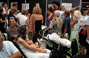 Reunin de los afectados por la estafa de Riviera en Alicante (Foto: CRISTBAL LUCAS).