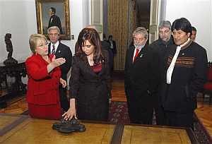 Bachelet ensea el antiguo despacho de Salvador Allende a Cristina Fernndez, Tabar Vzquez, Lula da Silva, Fernando Lugo y Evo Morales. (Foto: REUTERS)