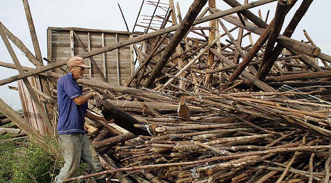 Un campesino intenta reconstruir su casa en Los Palacios, provincia de Pinar de Ro, despus del paso del huracn Ike. (Foto: EFE)