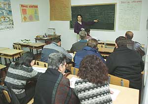 Inmigrantes atendiendo una clase en Valladolid. (Foto: Carlos Espeso).