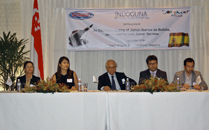 El embajador de Espaa en Singapur Antonio Snchez Jara, en el centro, Manuel Andrs y Ral Martn. (Foto: EL MUNDO)